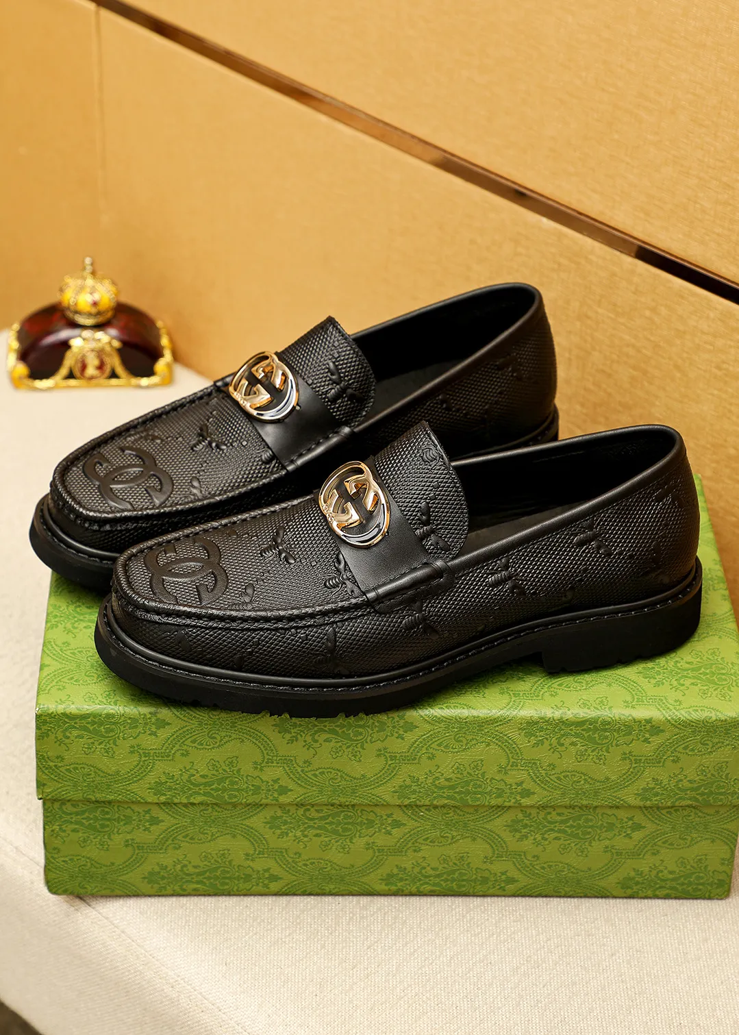 Men's shoes 💰520 💐 Product trademark: GUCCI "Gucci" casual leather shoes Regular size: 38-44 (45.46🉑️customized) Product materials: Selected imported first-layer calfskin embossed upper + classic hardware buckle, imported water-dyed cow leather lining. Strong three-dimensional visual effect, original outsole color: 1⃣️color optional